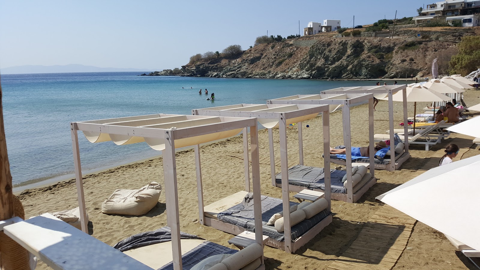 Agios Romanos Plajı'in fotoğrafı - rahatlamayı sevenler arasında popüler bir yer