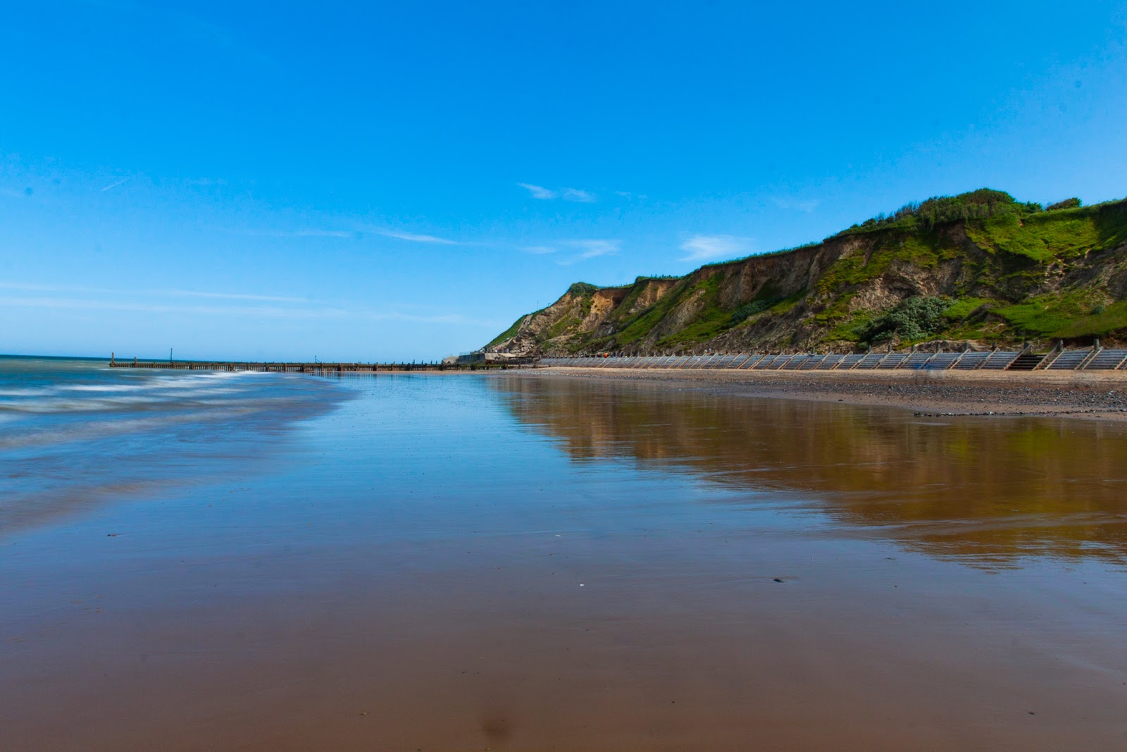 Foto von Overstrand Strand mit beiger sand Oberfläche