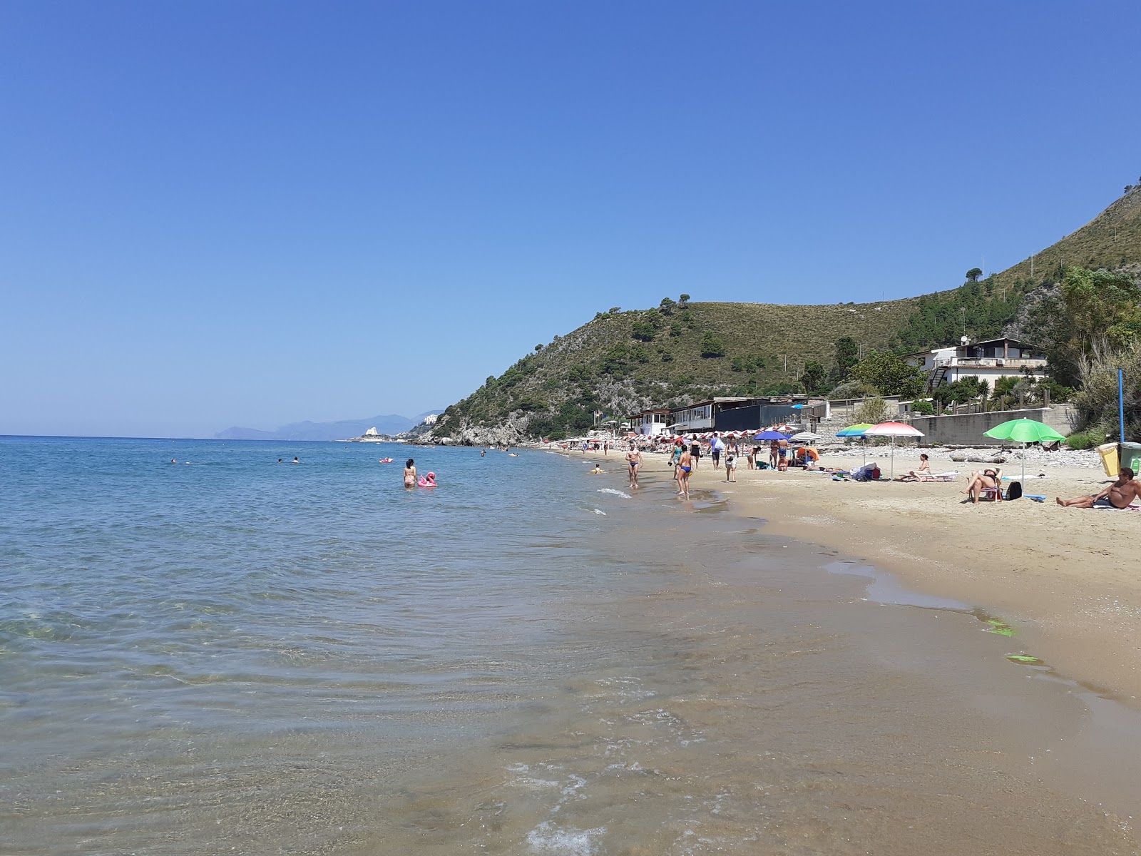 Foto de Spiaggia libera Sperlonga com água azul superfície