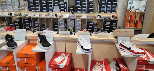 Shoe Store «DSW Designer Shoe Warehouse», reviews and photos, 276 New Britain Ave, Plainville, CT 06062, USA