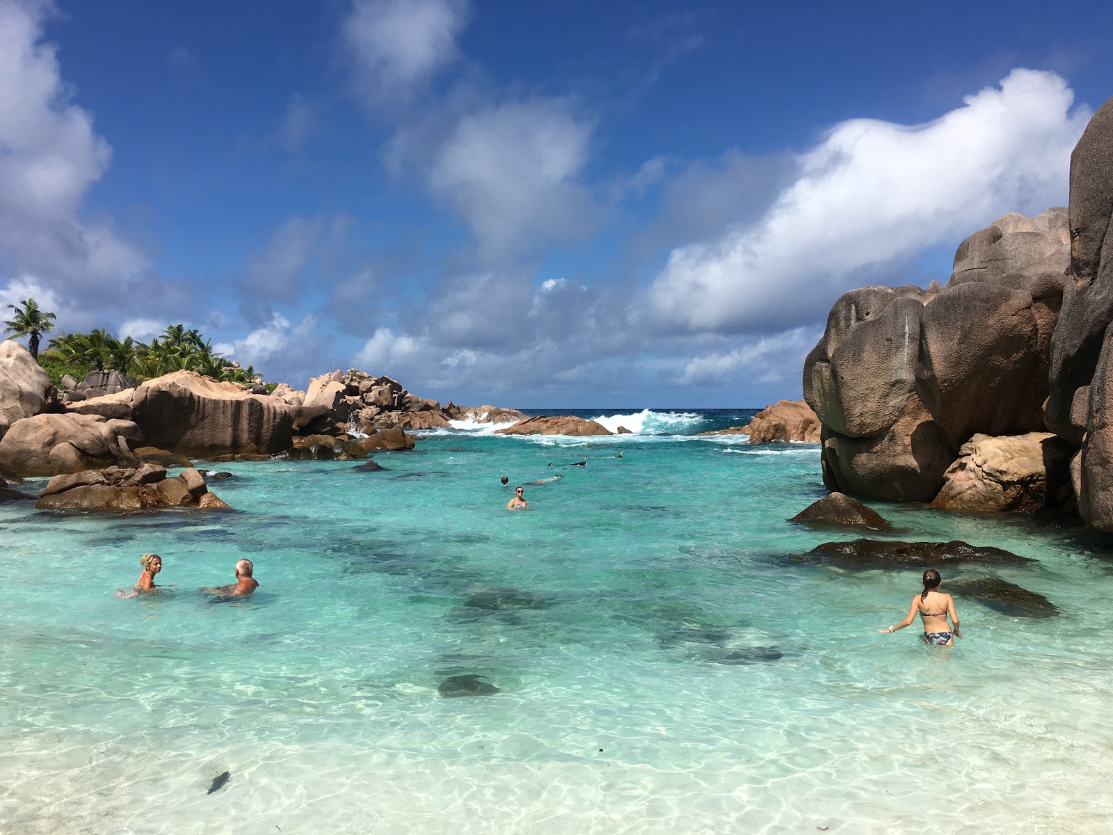 Foto de Playa Anse Cocos con agua cristalina superficie
