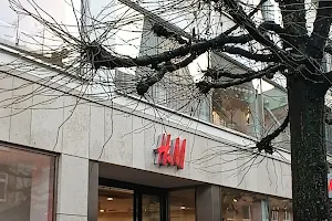 H&M image