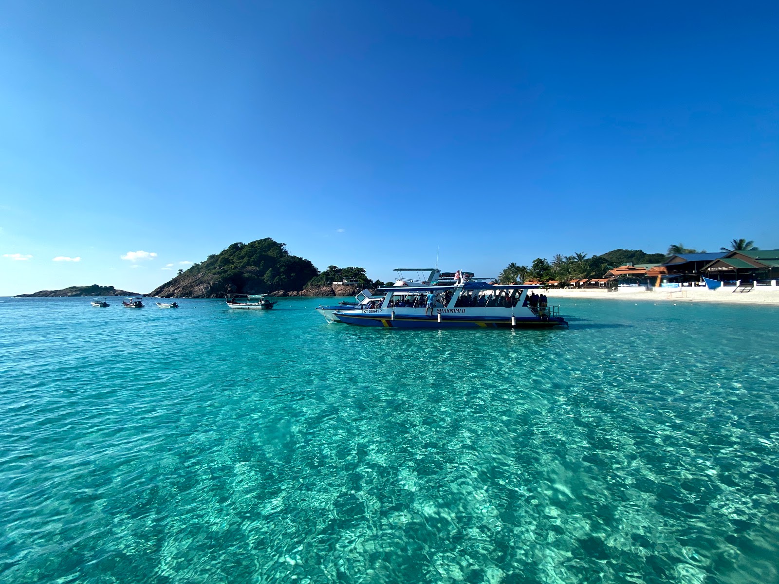 Foto av Stranden Pasir Panjang omgiven av klippor