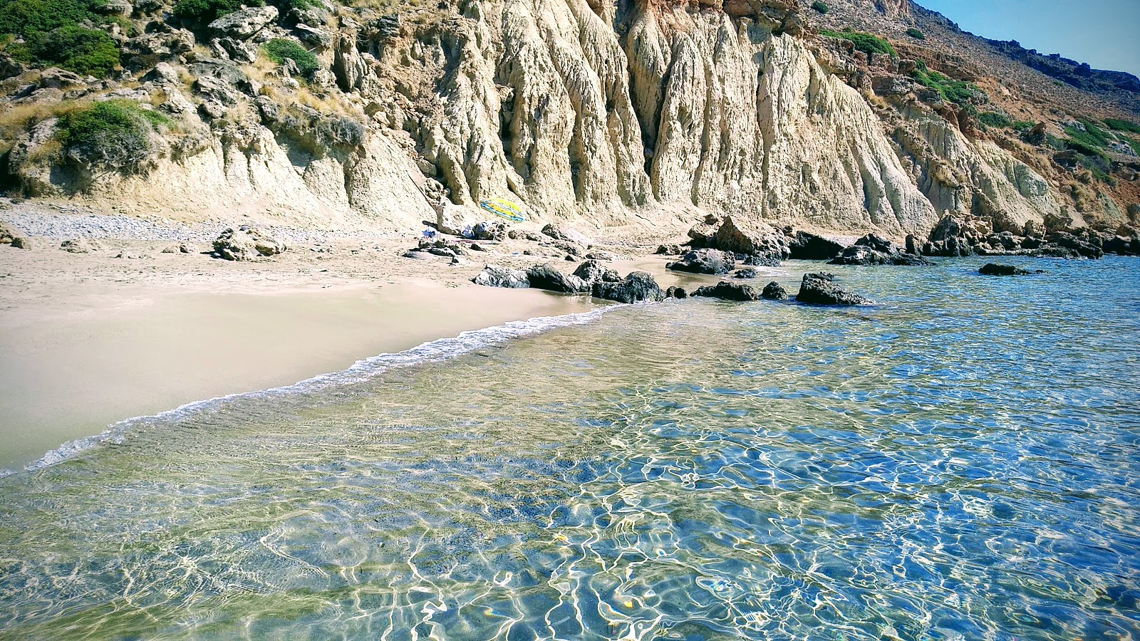 Foto de Ammoudi beach zona salvaje