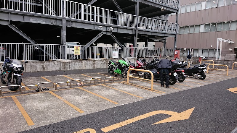 横浜駅西口バイク駐車場