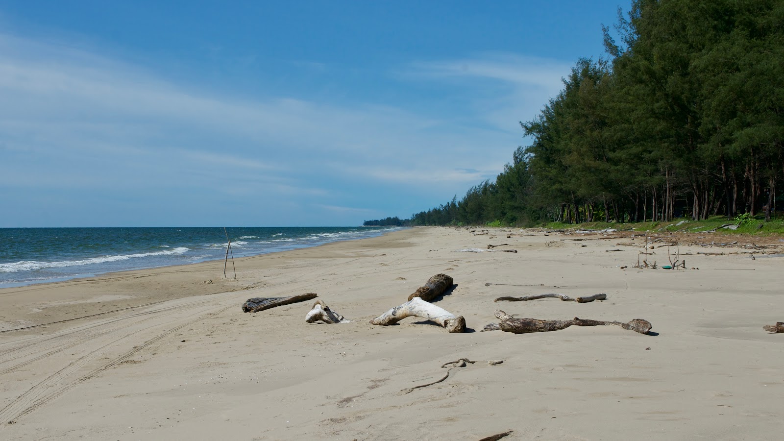 Seri Kenangan Beach的照片 带有碧绿色水表面