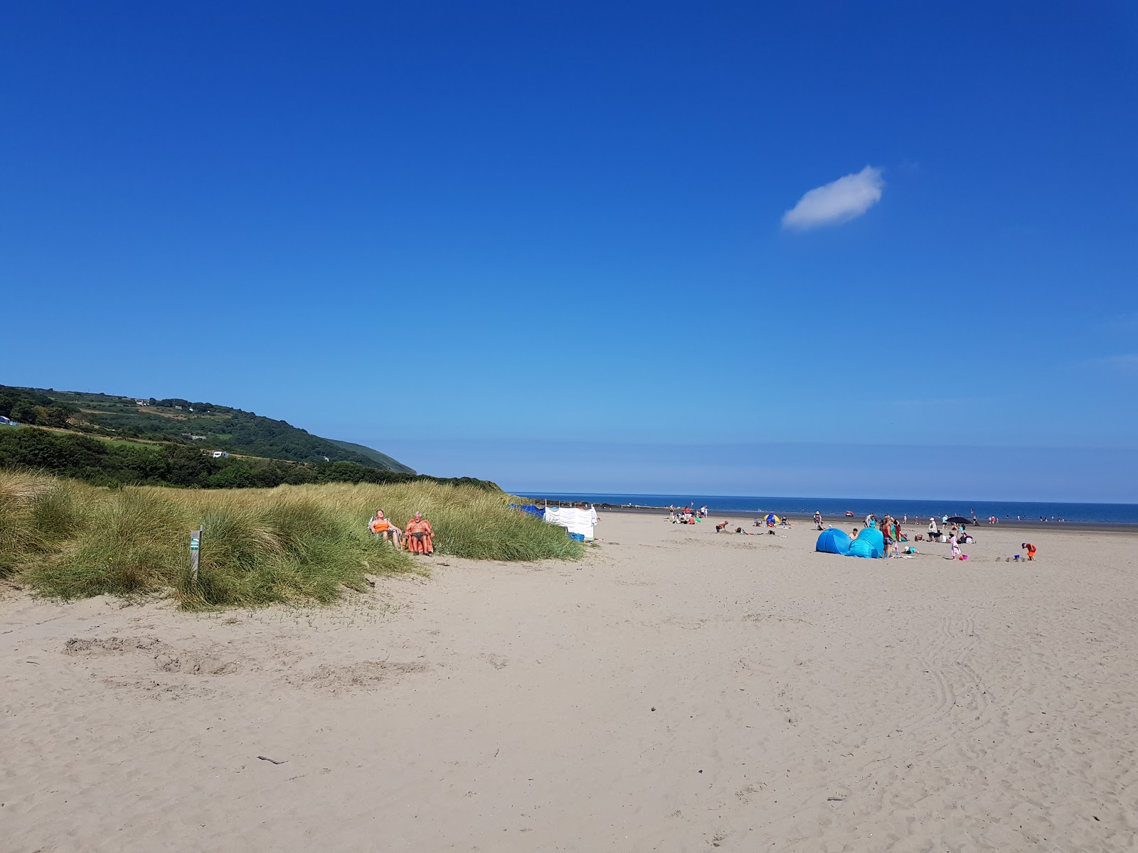 Photo de Poppit Sands beach avec rivage droit, long