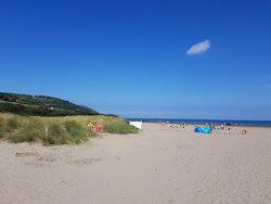 Photo de Poppit Sands beach avec rivage droit, long