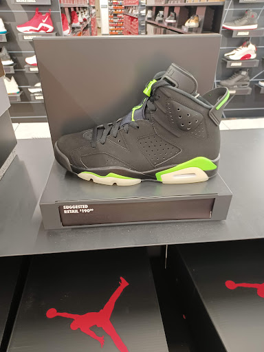 Sporting Goods Store «Nike Factory Store», reviews and photos, 8510 S Cottage Grove Ave, Chicago, IL 60619, USA