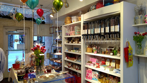 Shopping Mall «Miracle Mile and Downtown Coral Gables», reviews and photos, 220 Miracle Mile, Miami, FL 33134, USA