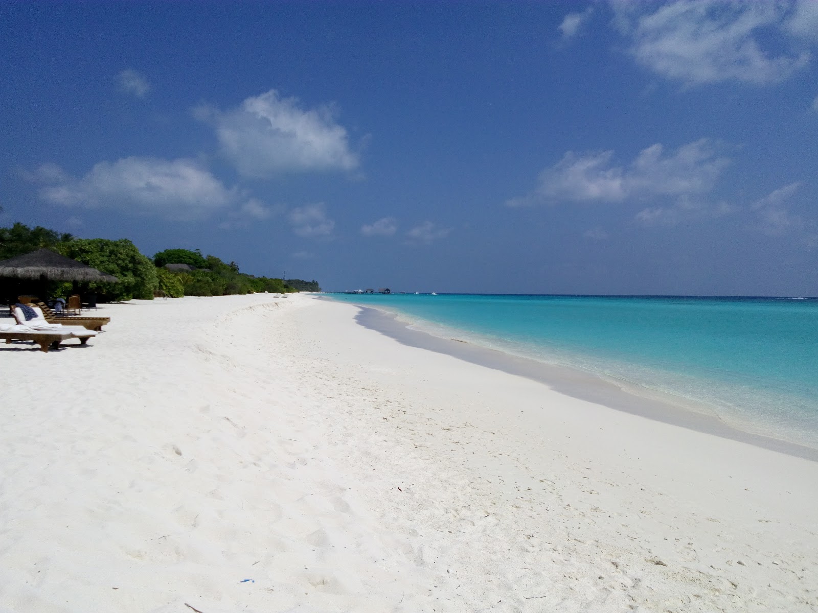 Foto van Madhiriguraidhoo Strand met wit zand oppervlakte