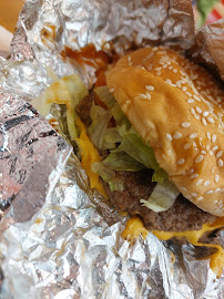 Cheeseburger du Restaurant de hamburgers Five Guys Clermont-Ferrand - n°11