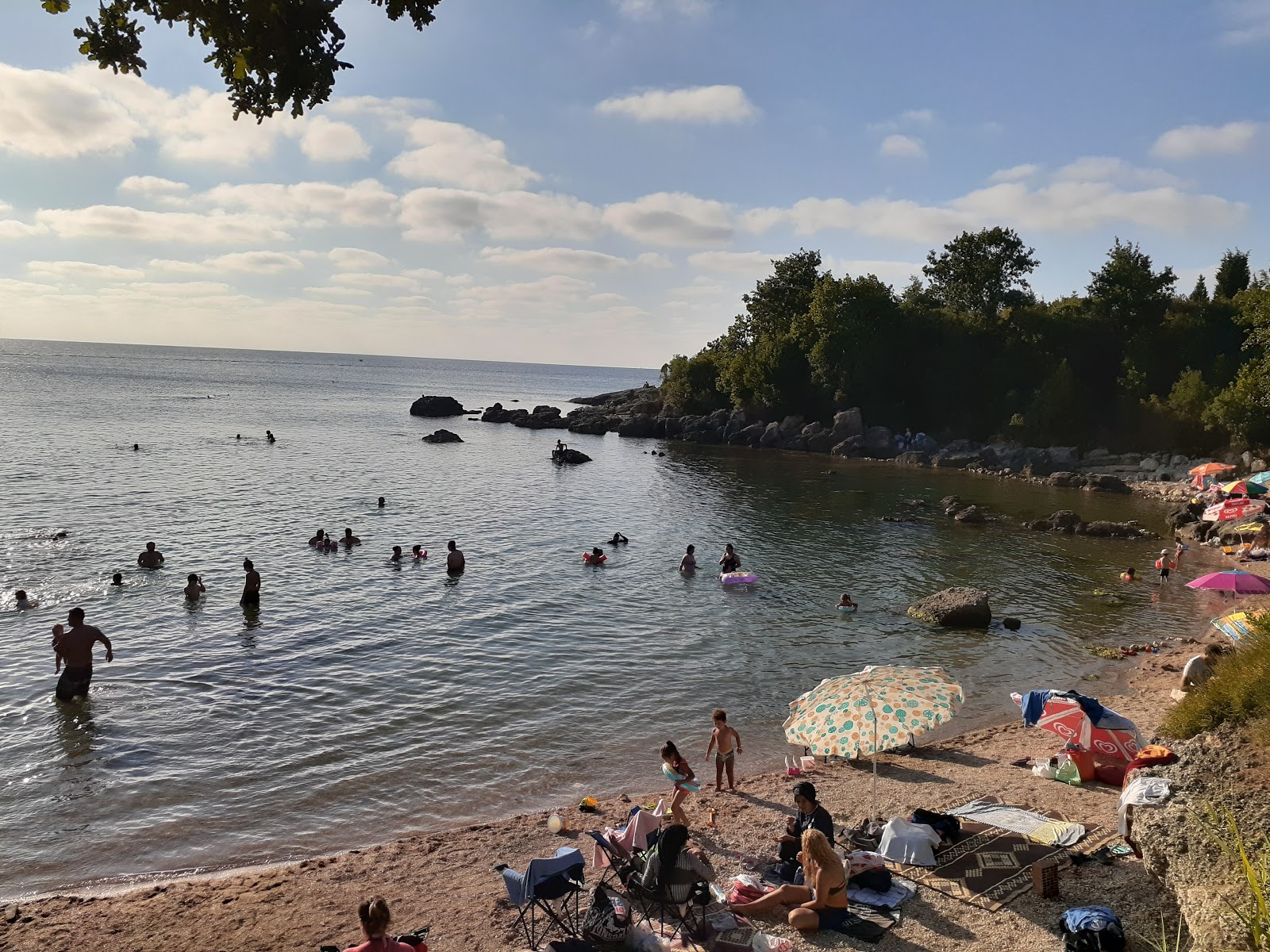 Valokuva Kapri Plajiista. pinnalla turkoosi puhdas vesi:n kanssa