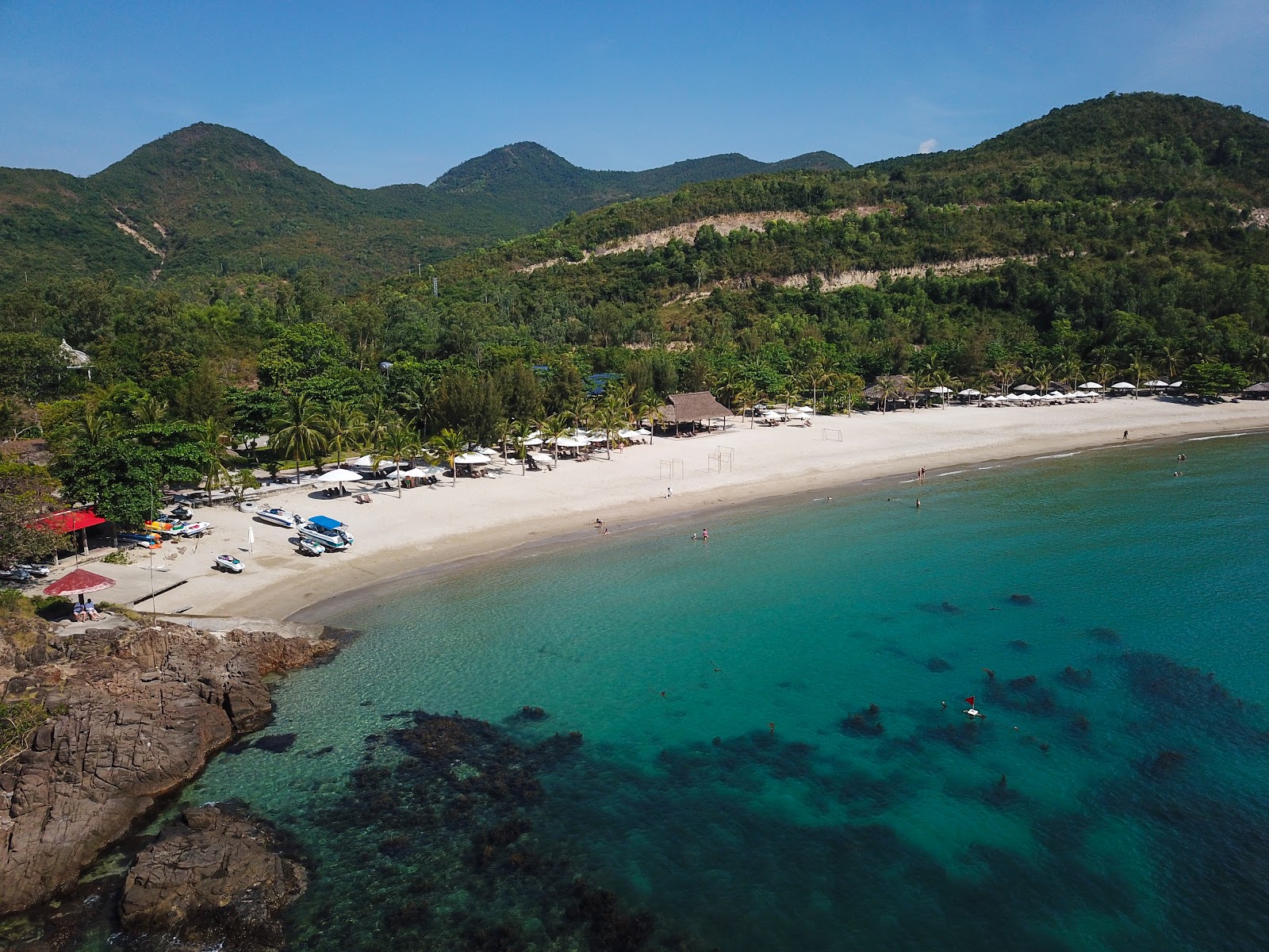 Foto van Nhu Tien Beach met kleine baai