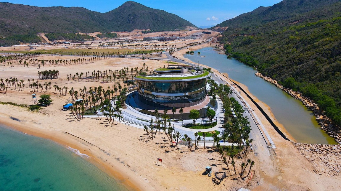 Hai Giang Beach的照片 带有碧绿色纯水表面
