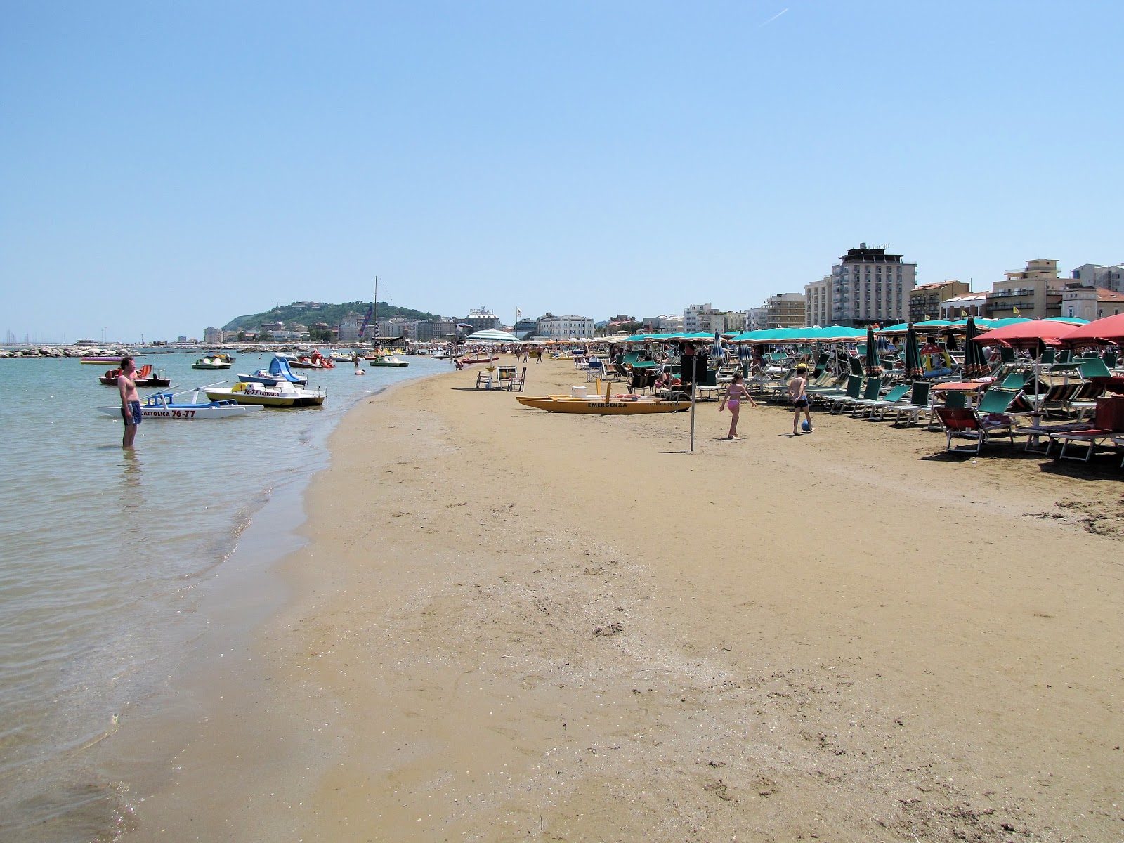 Foto de Playa de Cattolica con agua turquesa superficie