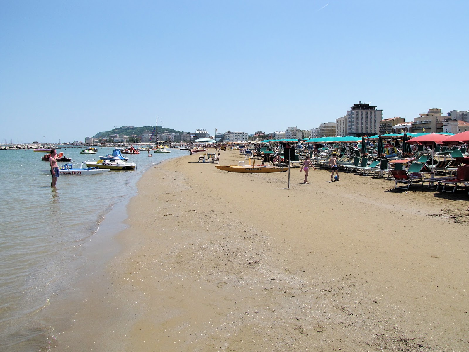 Photo de Plage de Cattolica avec rivage droit, long