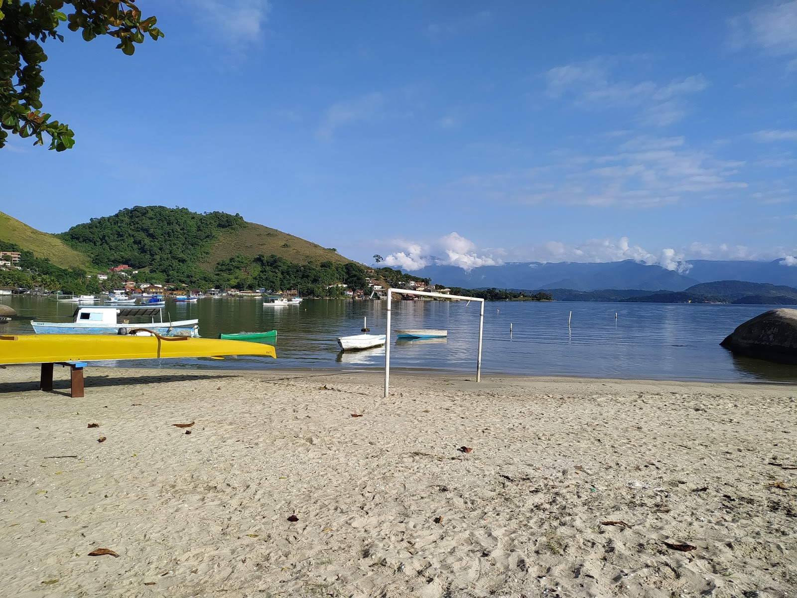 Foto von Praia da Enseada umgeben von Bergen
