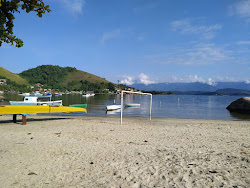 Foto von Praia da Enseada umgeben von Bergen