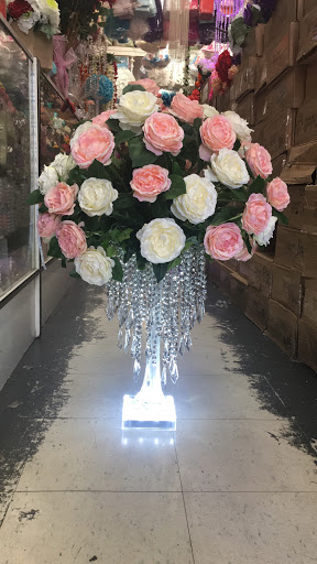 Kaman Flowers Vases & Decor