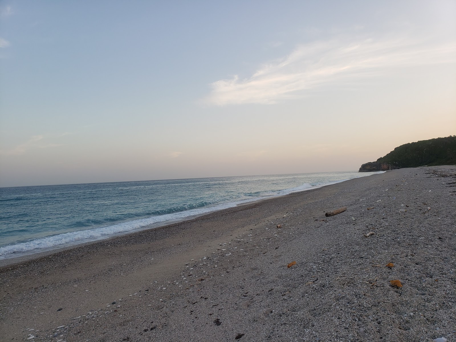 Caleton beach'in fotoğrafı dağlarla çevrili