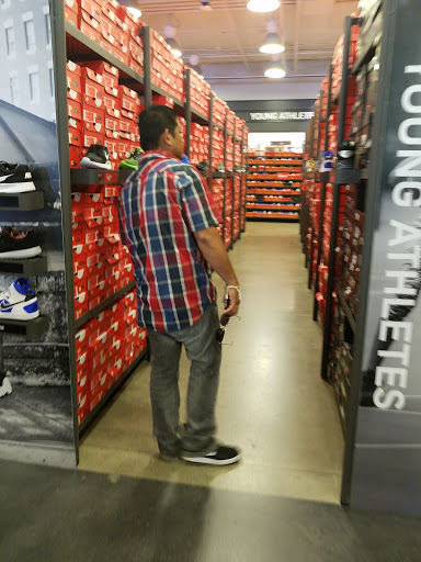 Clothing Store «Nike Factory Store», reviews and photos, 1553 Retherford St c080, Tulare, CA 93274, USA