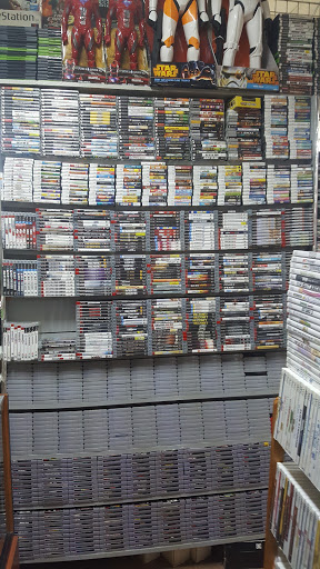 Flea Market «Fox Valley Flea Market», reviews and photos, 840 N State St, Elgin, IL 60123, USA