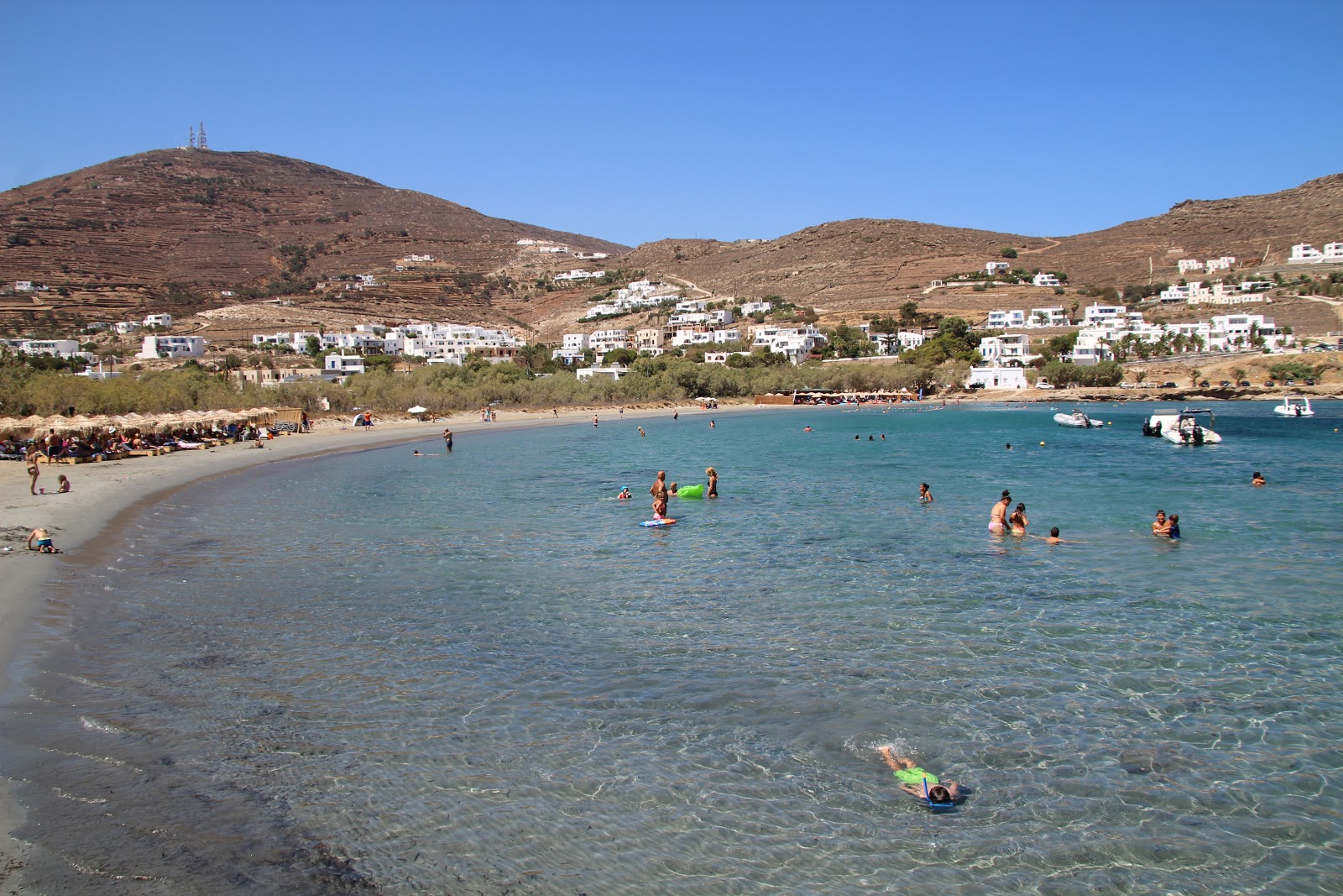 Foto di Agios Ioannis con una superficie del sabbia luminosa