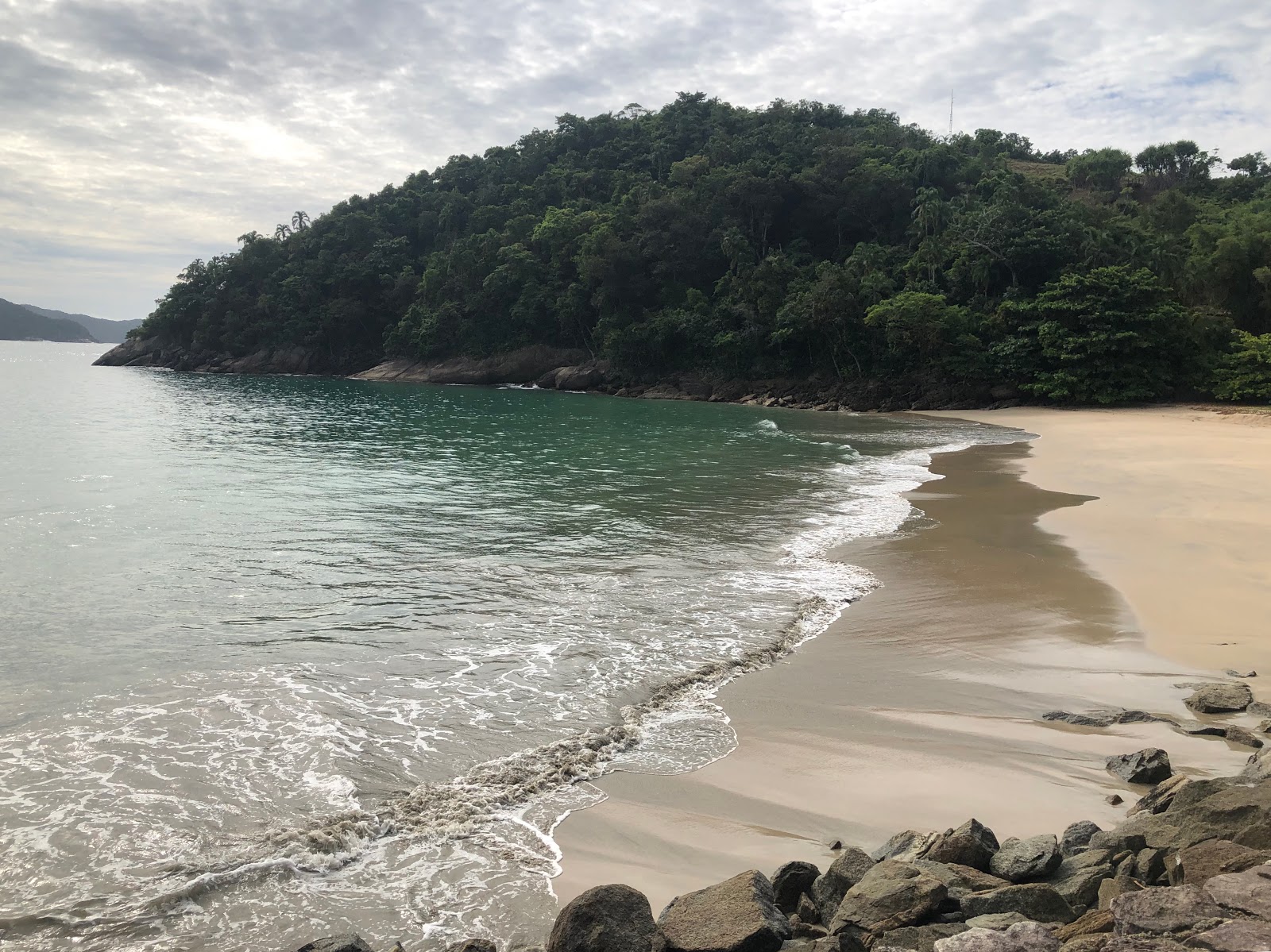 Photo de Sobrado Beach entouré de montagnes