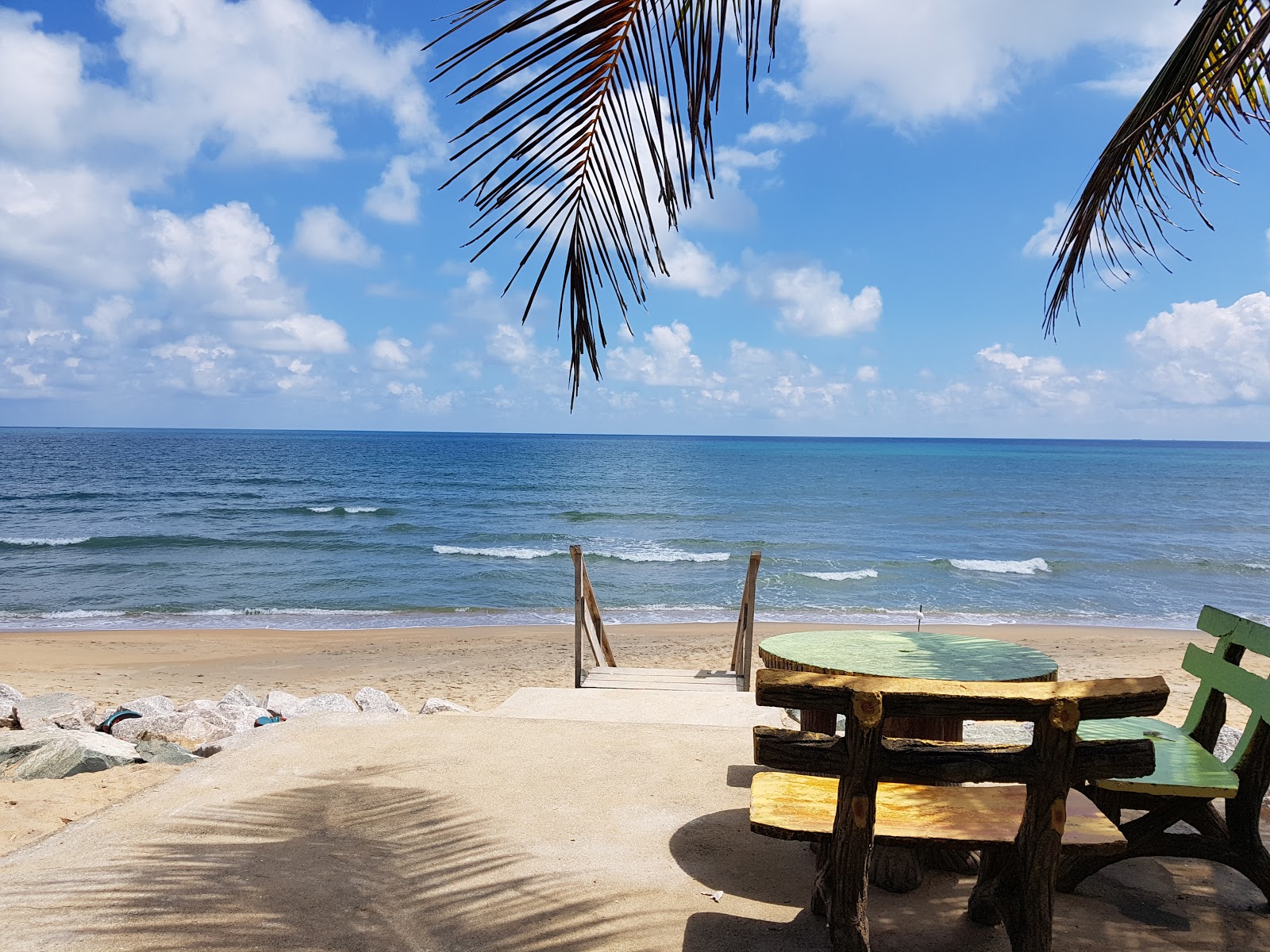 Photo de Marang Beach avec l'eau turquoise de surface