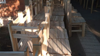 Rubén fábrica de mesas y sillas de madera. Ideal para bares o restaurantes