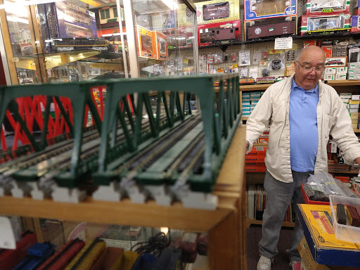 Roy s Trains at 5th St. Antiques