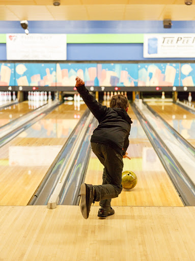 Bowling Alley «Harbor Lanes Bowling Center», reviews and photos, 25419 Jefferson Ave, St Clair Shores, MI 48081, USA