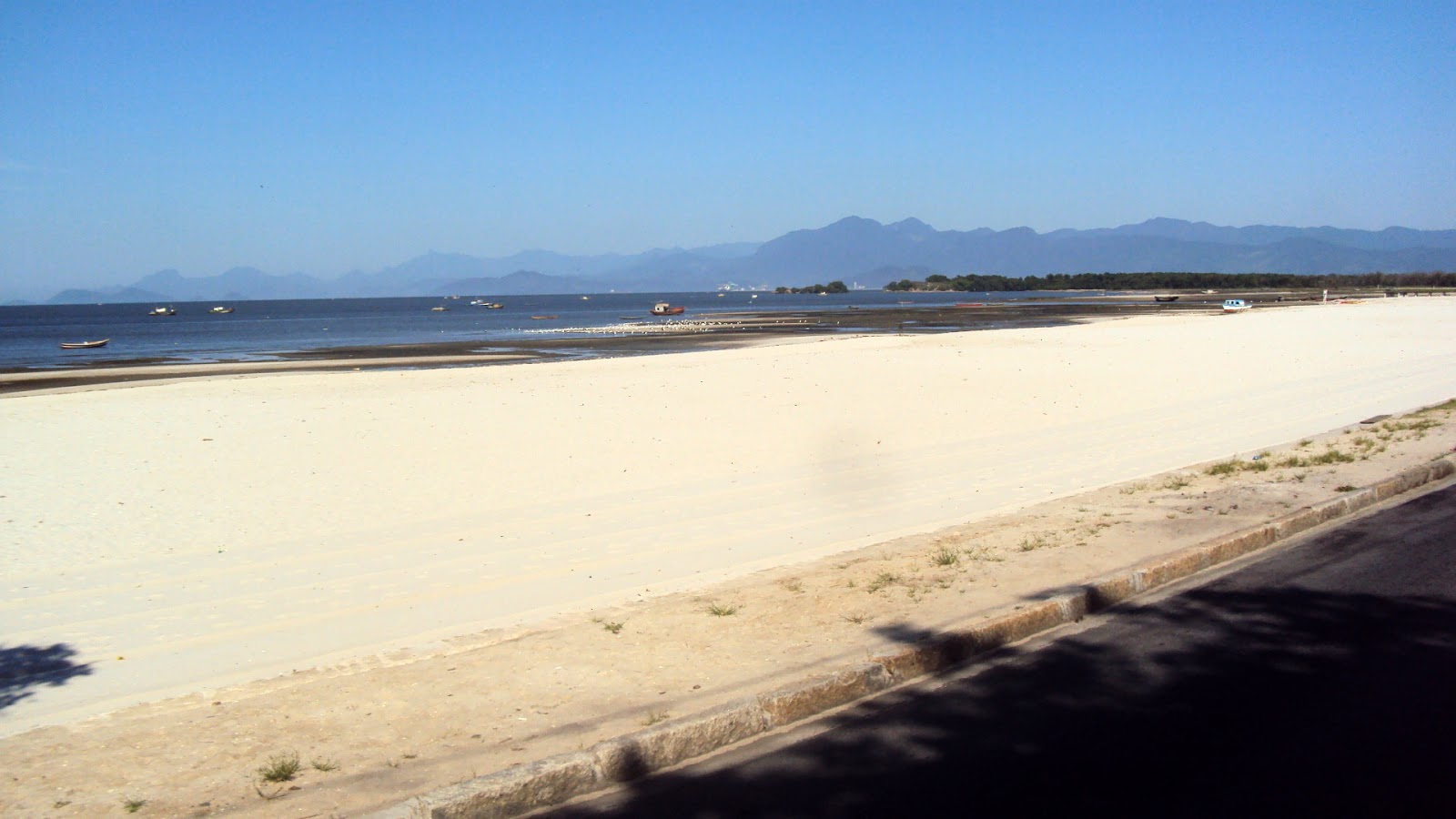 Fotografie cu Praia de Sepetiba cu o suprafață de nisip strălucitor