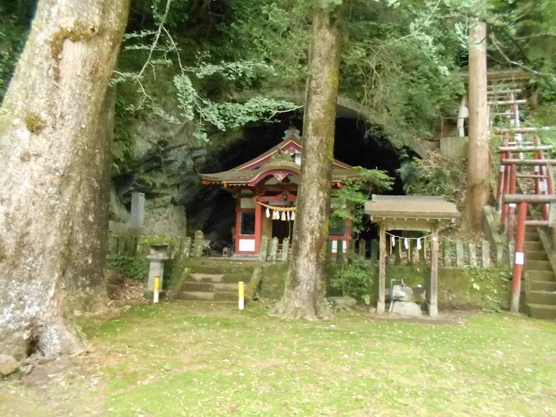 摂社嫗嶽稲荷神社(健男霜凝日子神社境内末社)