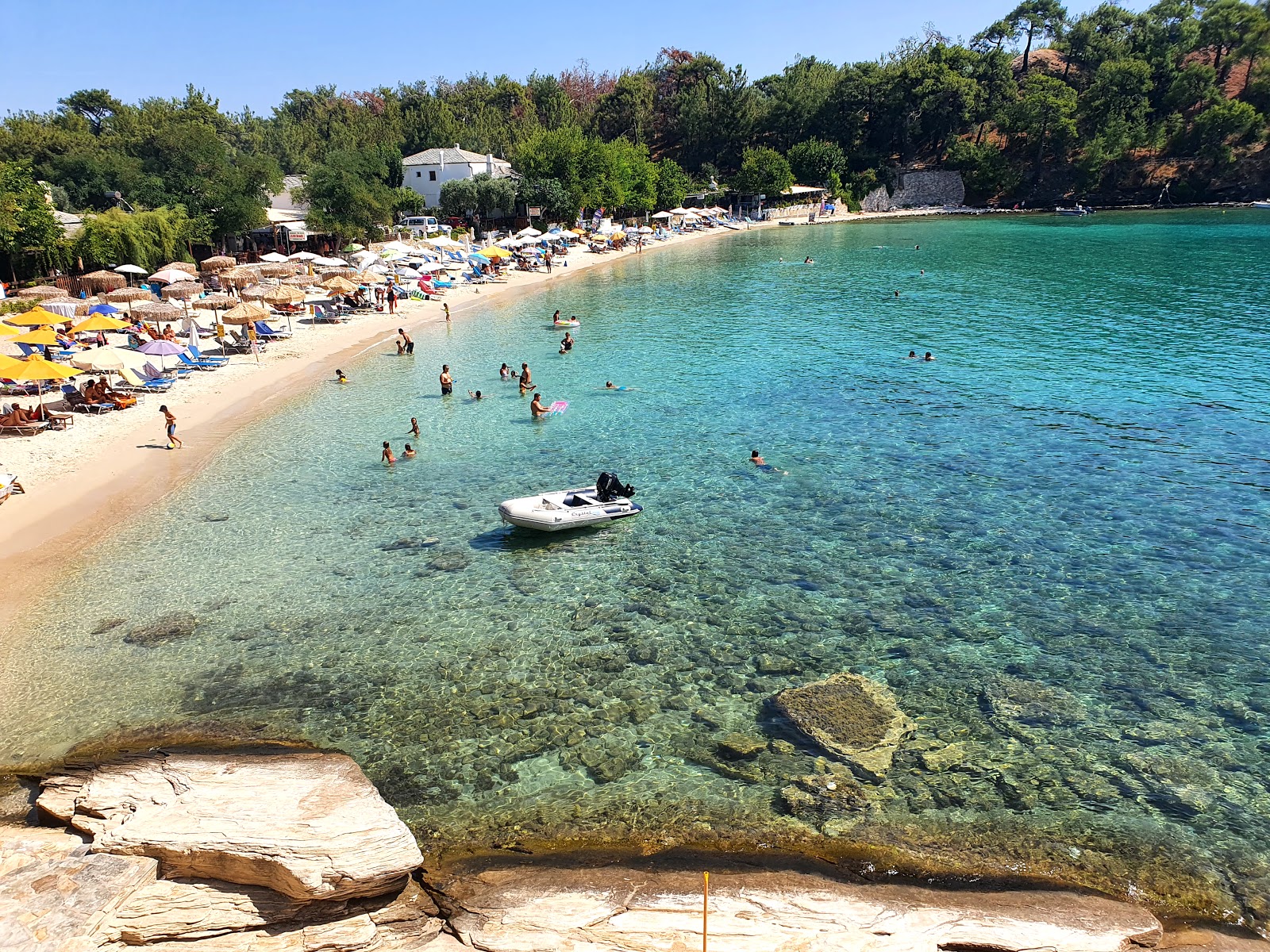 Foto von Aliki beach mit feiner weißer sand Oberfläche