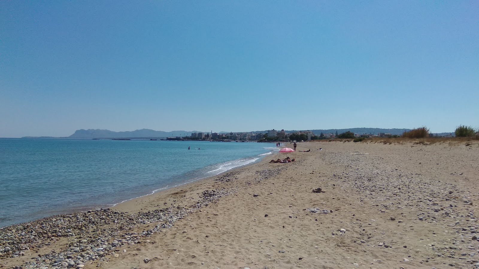 Foto de Kladissos beach con parcialmente limpio nivel de limpieza