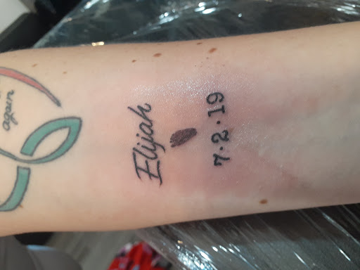 Tattoo Shop «Surreal Tattoo Studio - Kansas City Tattoo Shop», reviews and photos, 1222 W 39th St, Kansas City, MO 64111, USA