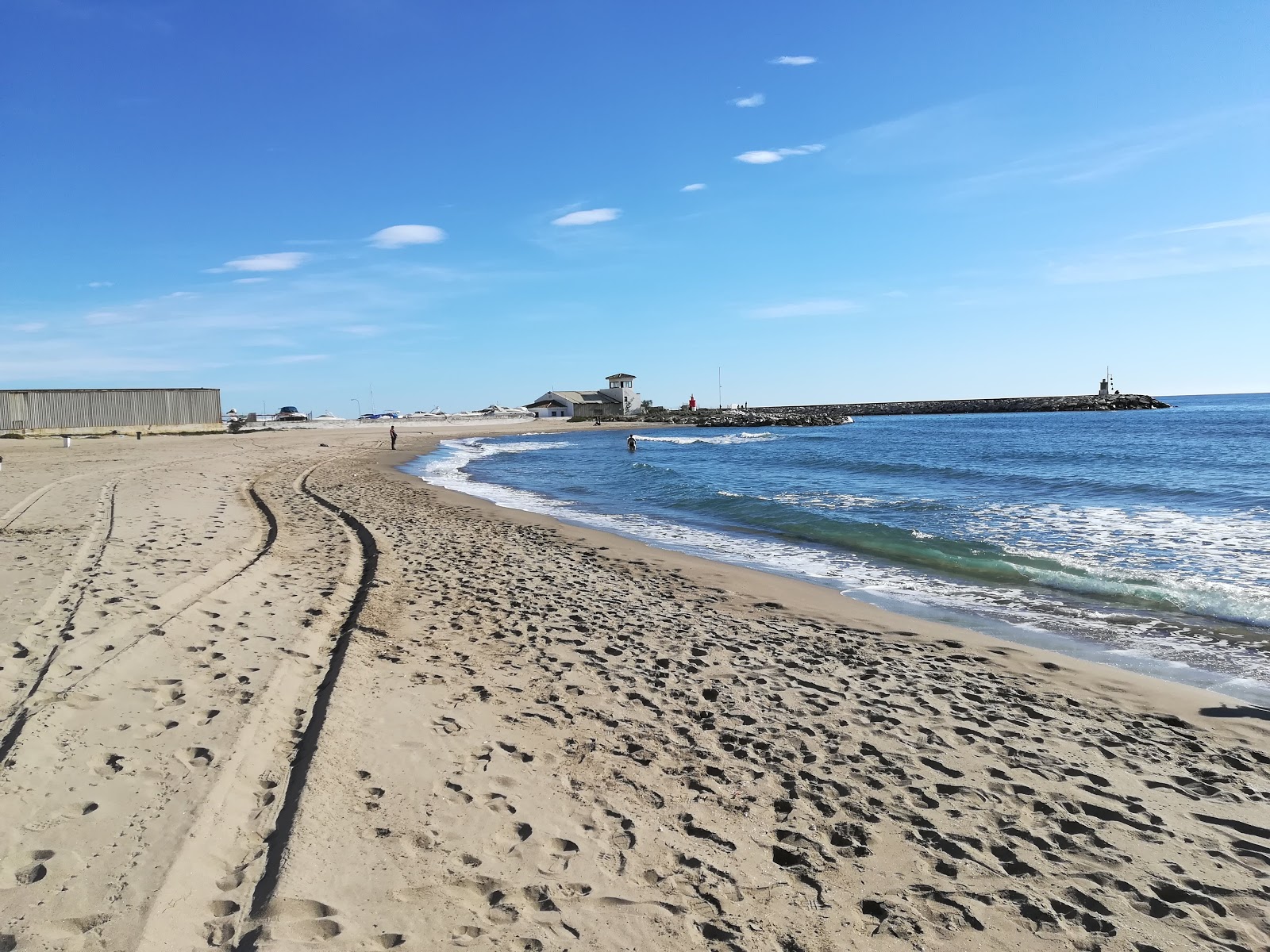 Foto di Spiaggia di Cabopino con una superficie del sabbia grigia