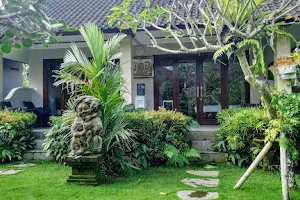 Putu's Paradise Guesthouse image