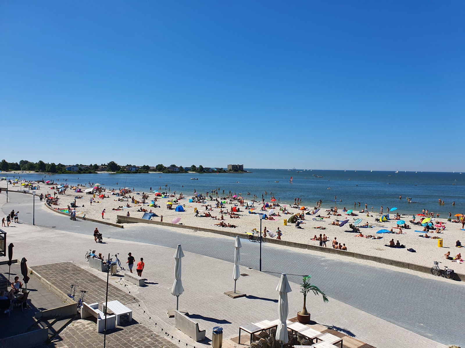 Foto von Makkum Beach mit beiger sand Oberfläche