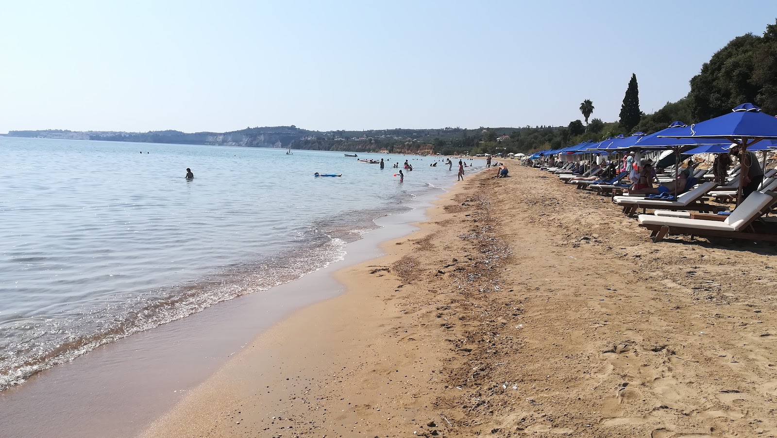 Foto von Peroulia beach mit sehr sauber Sauberkeitsgrad