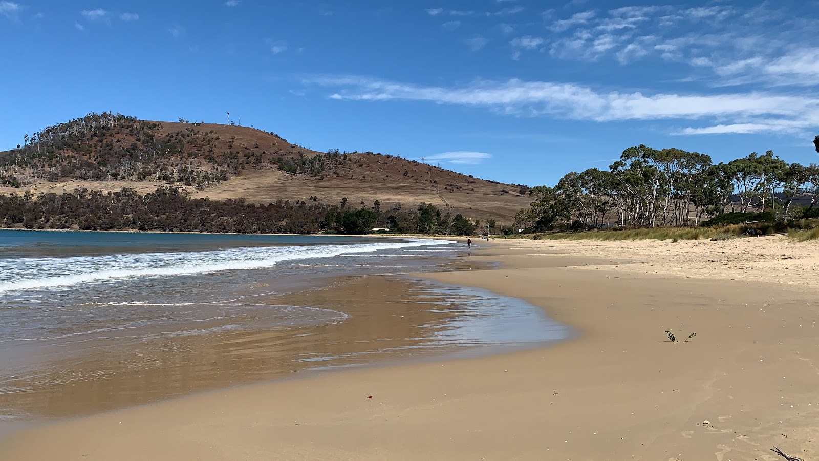 Foto di Seven Mile Beach con una superficie del sabbia beige fine