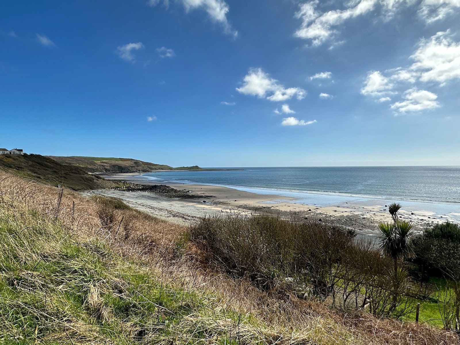 Fotografie cu Monreith Bay Beach cu o suprafață de apa pură turcoaz