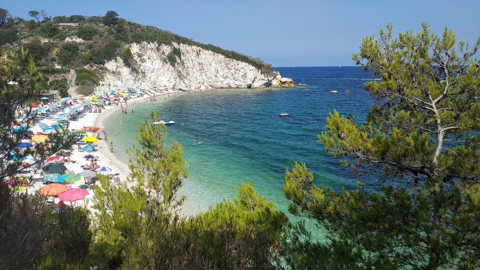 Foto von Spiaggia Della Padulella umgeben von Bergen