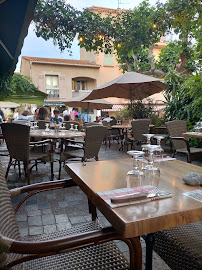 Atmosphère du Restaurant méditerranéen La Favouille ( cuisine Provencale ) à Le Lavandou - n°3