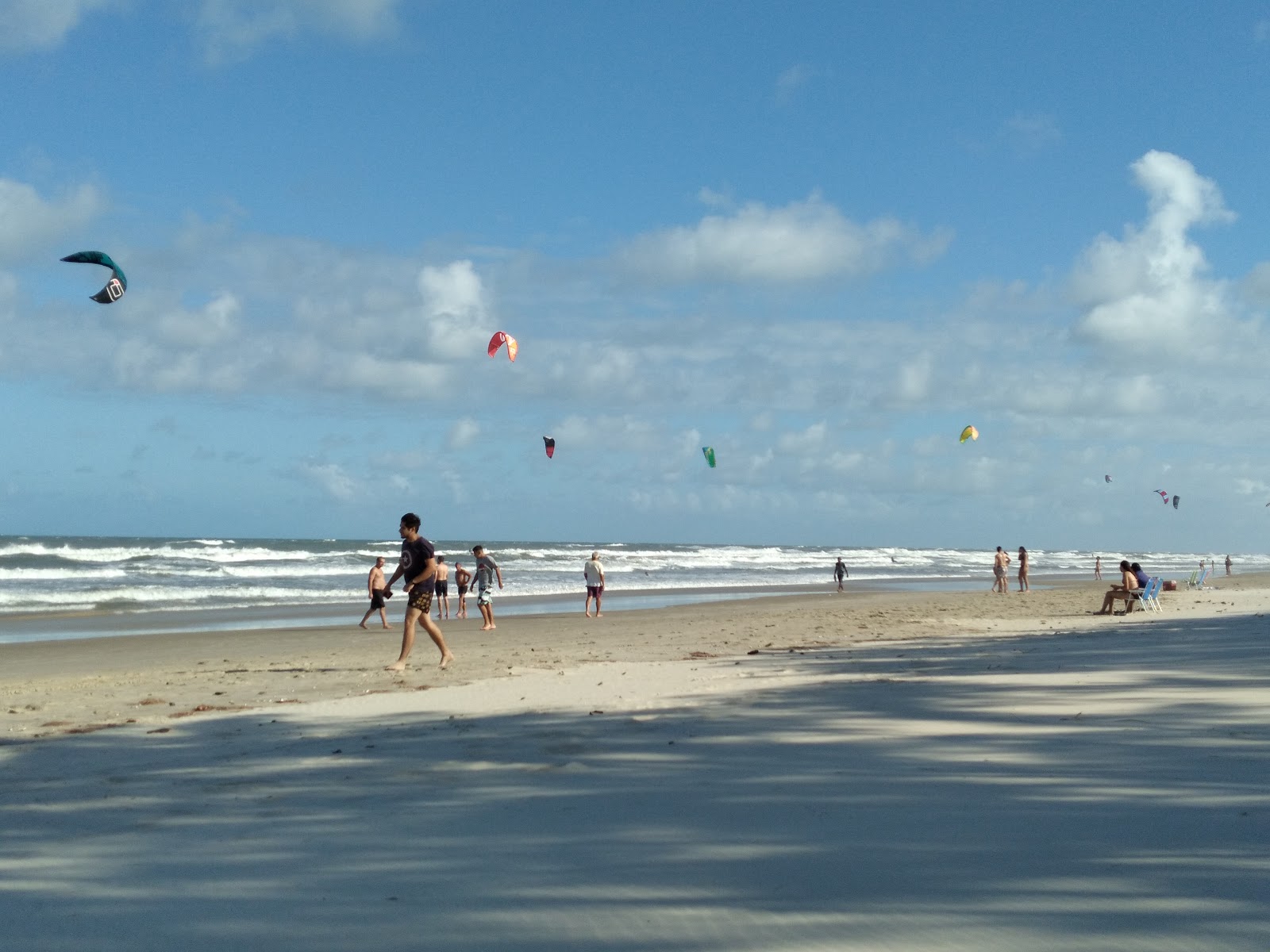 苏尔亚特兰蒂达海滩的照片 带有长直海岸