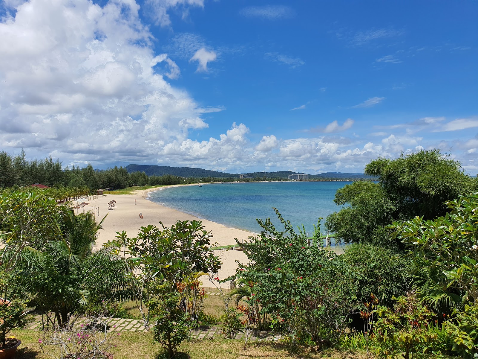 Chez Carole Beach'in fotoğrafı geniş bir kıyı şeridi ile birlikte