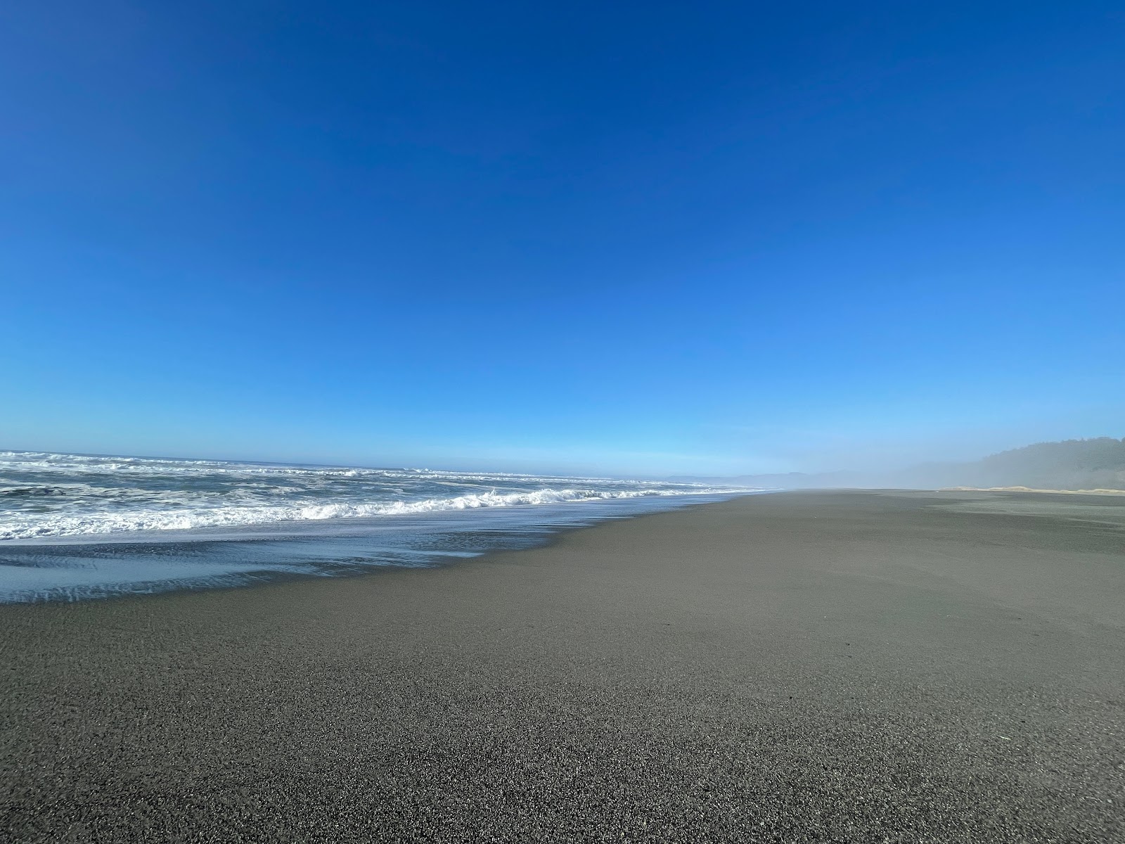 Foto de Gold Bluffs Beach com água turquesa superfície