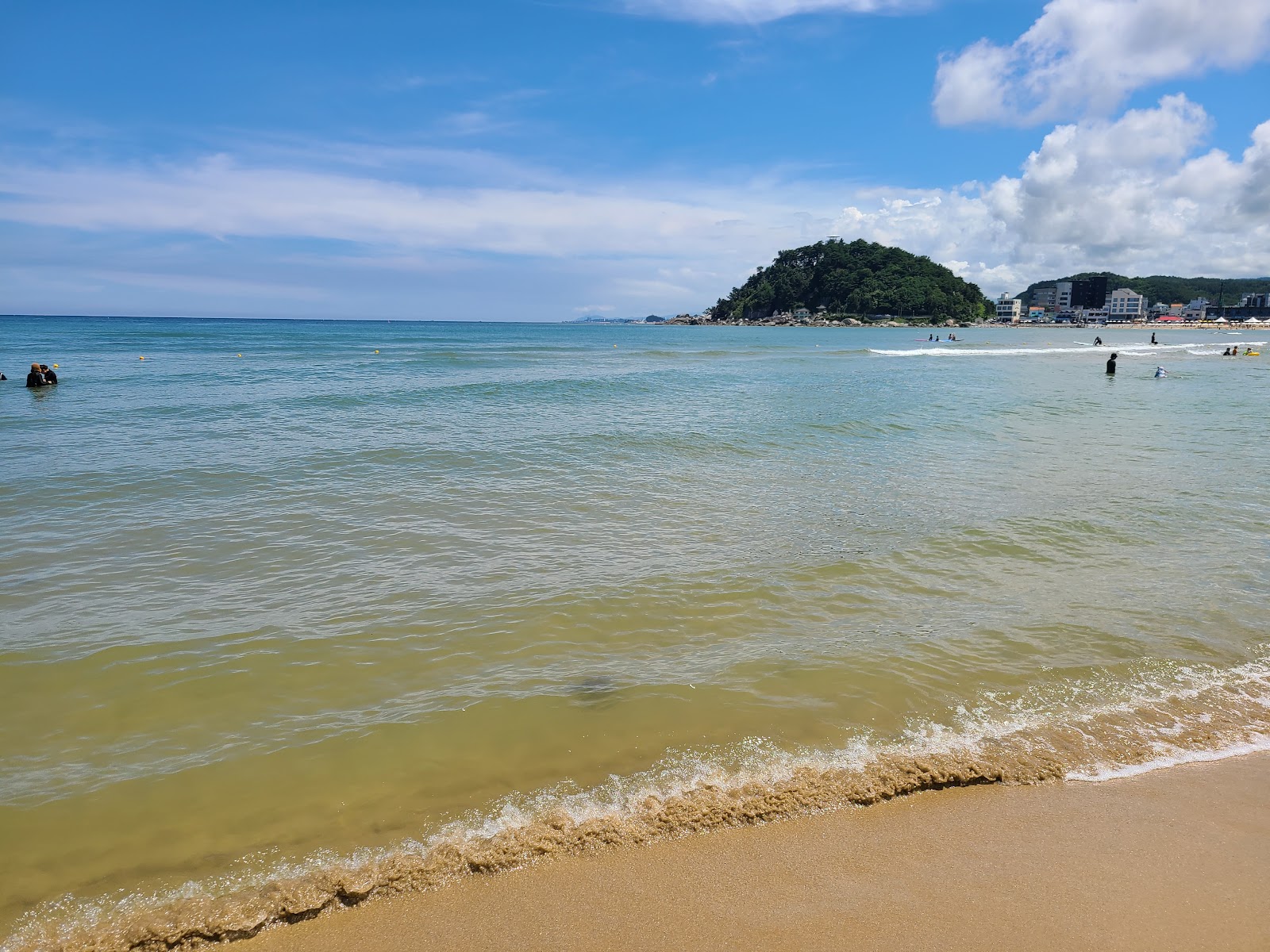 Photo de Jukdo Beach - endroit populaire parmi les connaisseurs de la détente